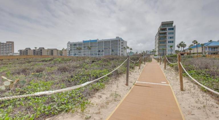 Central to Everything, Easy Beach Access! SPI Stay — photo 5
