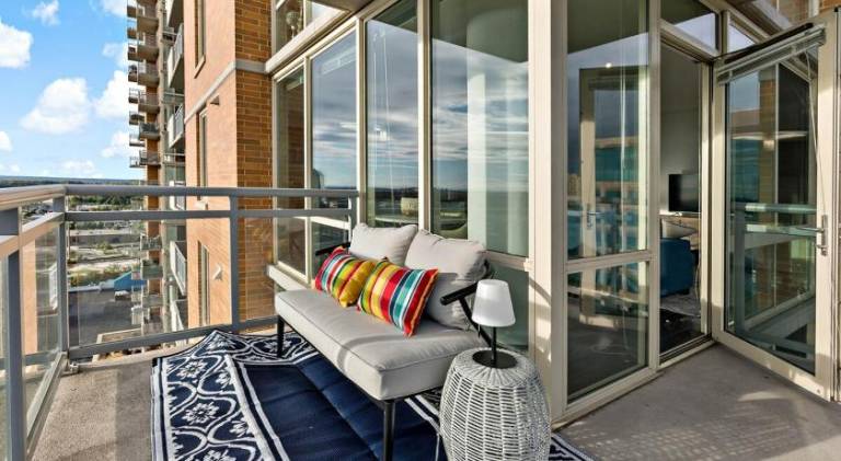 Serviced apartment with yard, terrace & pool — photo 2