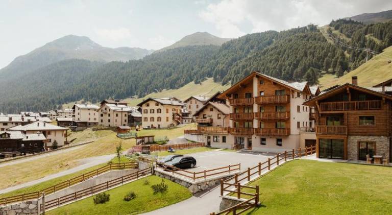 Rental apartment with terrace & yard in Livigno