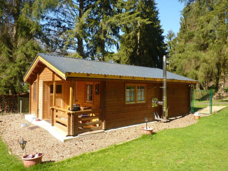 Holz Blockhaus f&uuml;r vier Personen mit Terrasse