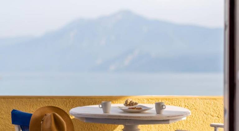 Holiday apartment with patio & yard | Close to the beach | Pets are welcome in Samos