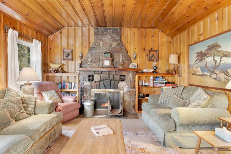 Pinglewood Cabin in Fawnskin at Big Bear in San Bernardino, CA