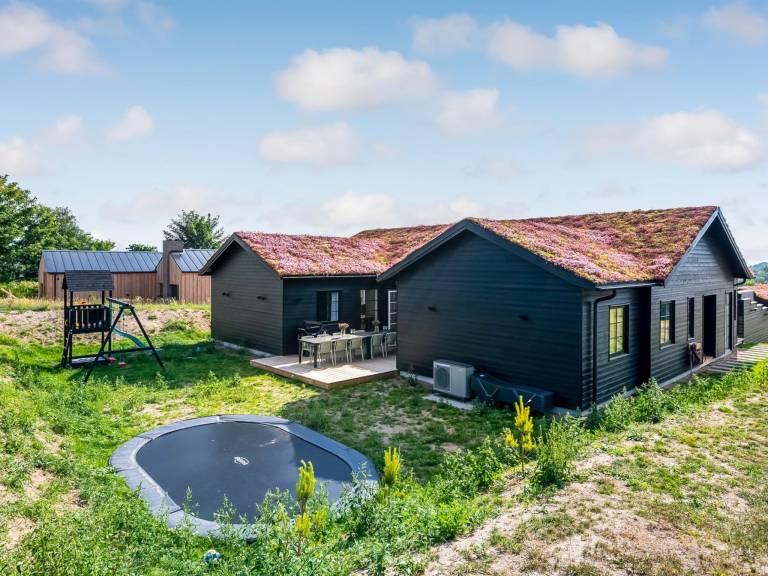 Family-oriented vacation home with patio, barbecue & sauna | Sea view | Dogs allowed — photo 4