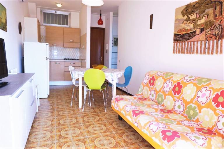 Apartment with yard & terrace — photo 4