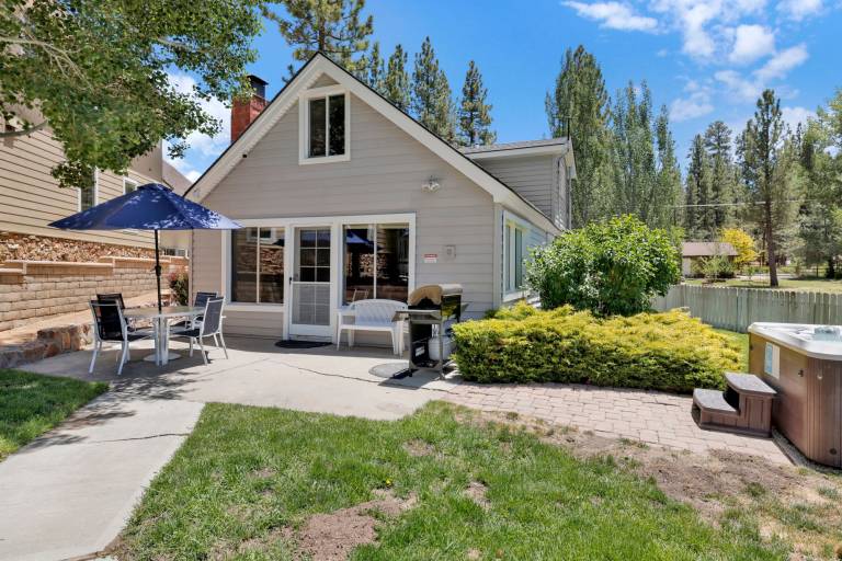 Cabin with patio, hot tub & grill | Lake view — photo 5