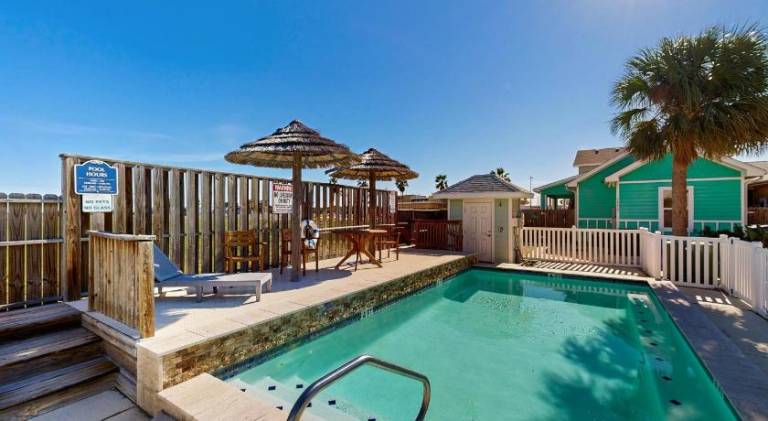 House with pool — photo 3