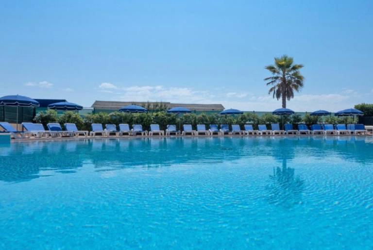 Studio "Riviera de Bahia" with Pool in a Park, Steps from the Beach in Biot