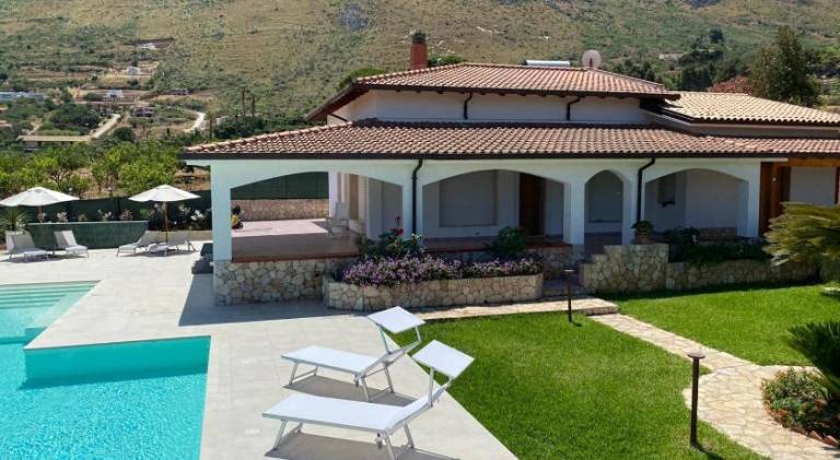Villa with pool — photo 3