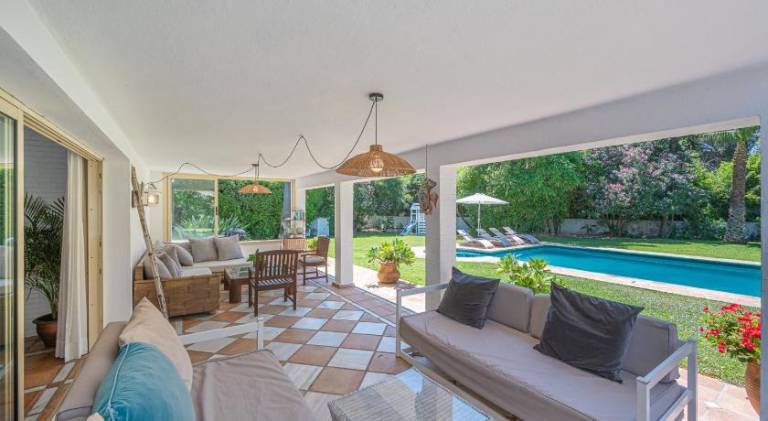 House with pool — photo 4