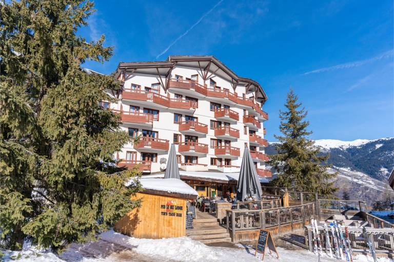 Family-oriented holiday apartment with pool & patio | Ski nearby | Pets are welcome in Courchevel