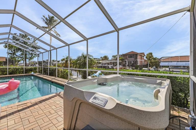 Children-friendly vacation home with jacuzzi, barbecue & yard | Water view | Pets allowed — photo 2