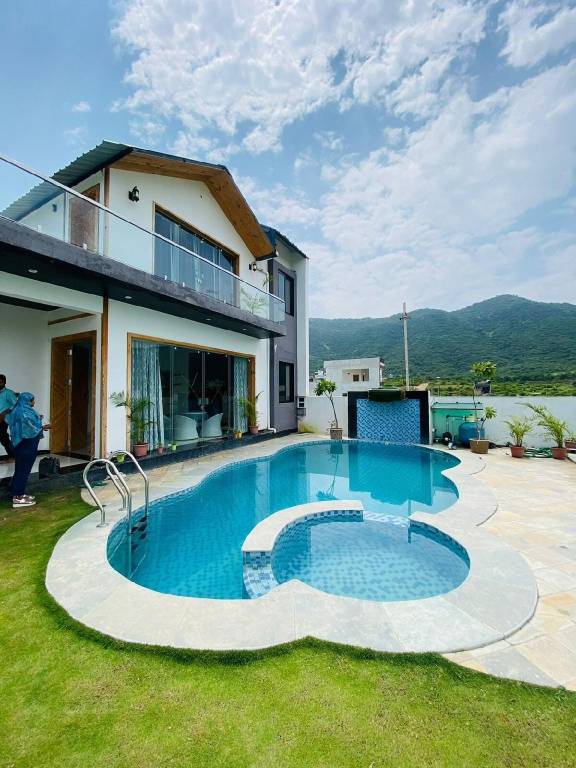 Villa with pool, yard & BBQ | Pet-friendly — photo 3