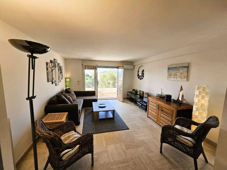 Holiday apartment with yard & patio — photo 3