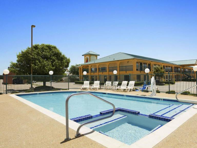 Super 8 By Wyndham Grand Prairie Southwest — photo 3