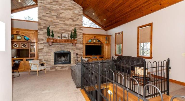 House with hot tub & pool | Pet-friendly — photo 2