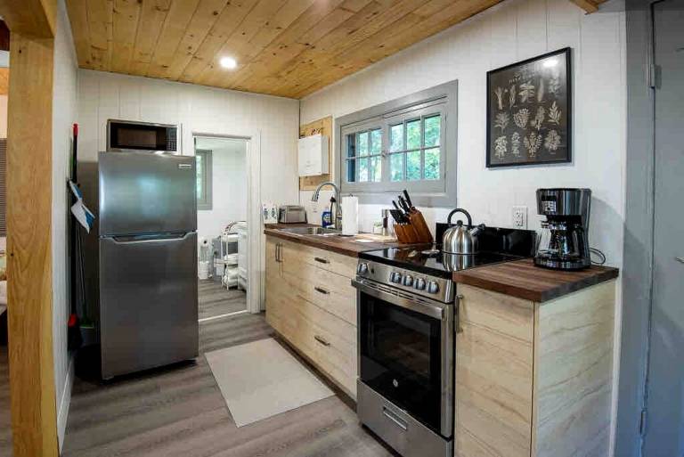 Gorgeous Cottage with Fireplace and Fire Pit in Kawartha Lakes, Ontario — photo 3
