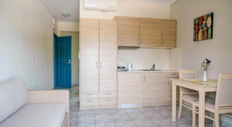 Serviced apartment with yard, terrace & pool — photo 5
