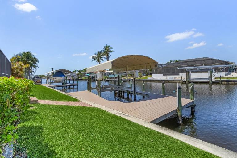 Vacation home with BBQ & private pool | Water view — photo 4