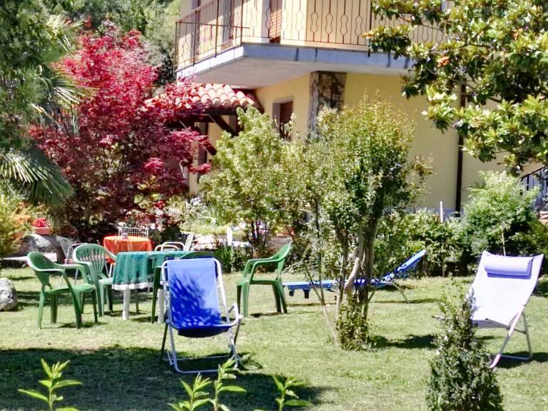 Pleasant holiday apartment with terrace, BBQ & yard | Pets are welcome in Tremosine