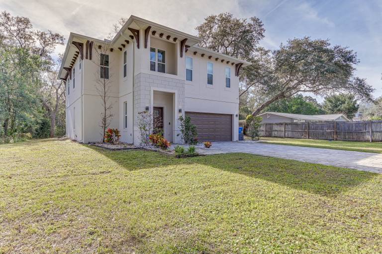 3 Mi to USF: Dog-Friendly Home w/ Large Yard — photo 4