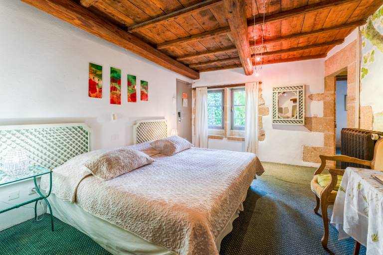 Room 'Chambre 11' with Shared Pool, Wi-Fi and Air Conditioning — photo 2