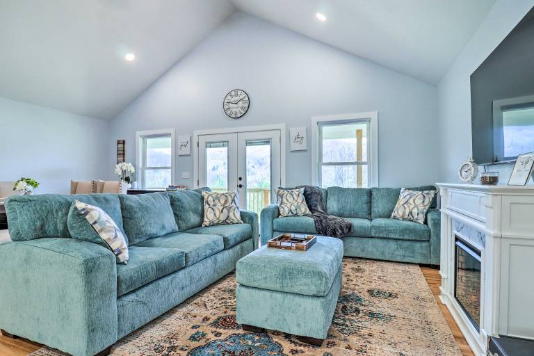Waynesville Smart Cabin w/ Hot Tub & Views! — photo 4