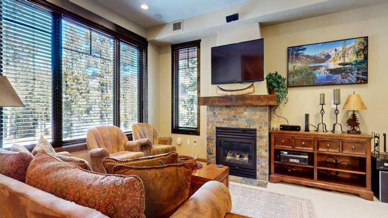Condo with hot tub, BBQ & sauna | Mountain view — photo 3
