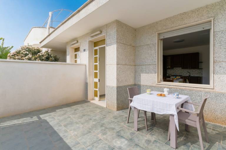Vacation home with barbecue & yard — photo 2