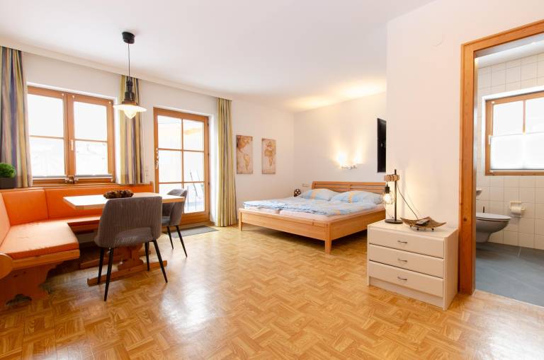 Holiday apartment with patio & yard | Garden view — photo 2