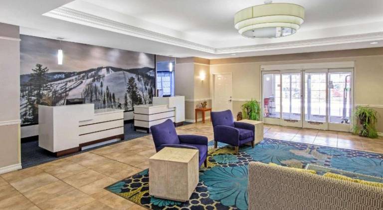 La Quinta Inn & Suites by Wyndham Ruidoso Downs — photo 3
