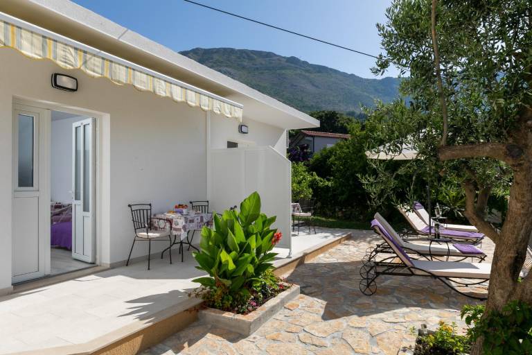 Lovely holiday apartment with terrace | Beach nearby | Pets allowed in Zupa dubrovacka