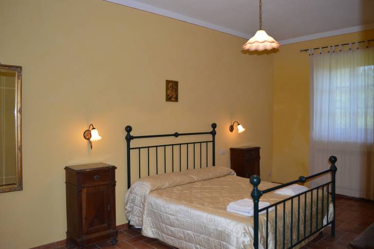 Large apartment with shared swimming pool in Crete Senesi — photo 5