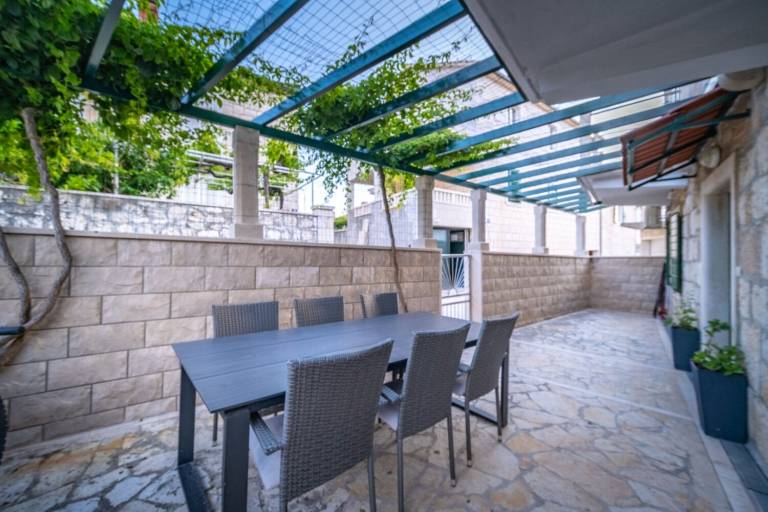 Apartment with garden & patio | Garden view — photo 2