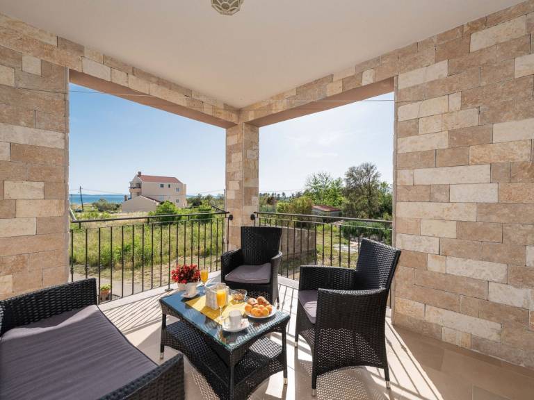 Lovely vacation home with yard, barbeque & patio | Pet-friendly — photo 3