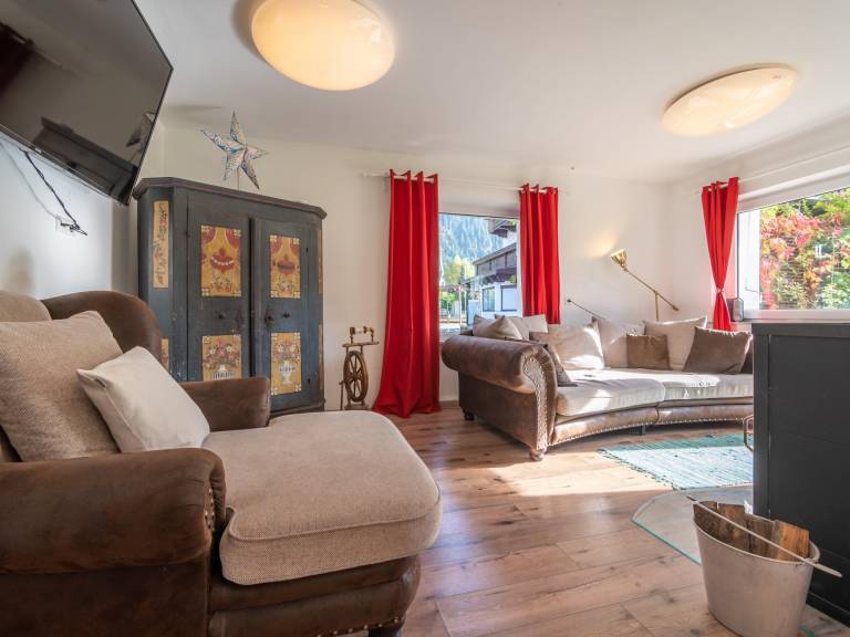 Ample vacation home with private pool, yard & barbeque | Pets are welcome — photo 3