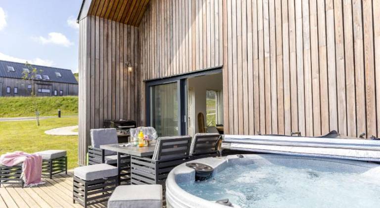 Vacation home with hot tub & pool — photo 2