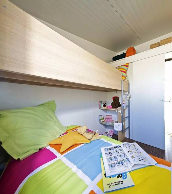 Campsite Le Colombier - Bungalow Toilé - without toilet blocks. 1 bedroom with a double bed, 1 bedroom with 3 single beds 5 people — photo 5