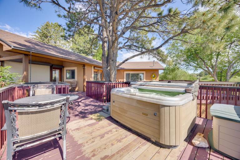 3 Mi to Garden of the Gods Quiet Home w Hot Tub