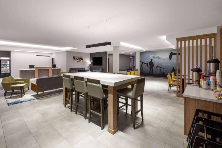 La Quinta Inn & Suites by Wyndham McAlester — photo 4