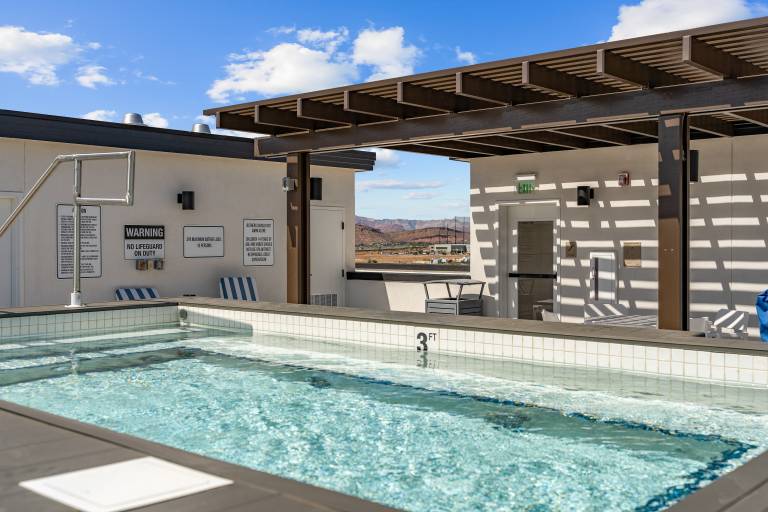Condo with hot tub, pool & barbecue — photo 3