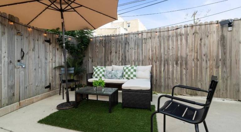 3BR-2BA Luxurious Green Oasis Private Backyard Patio — photo 3
