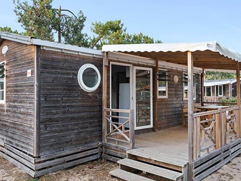Family-friendly charming mobile home with patio & heated pool | Pets are welcome — photo 4
