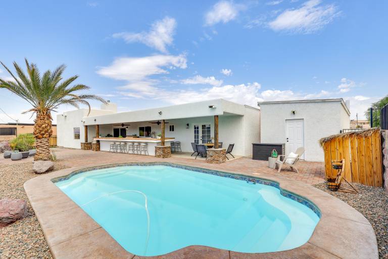Poolside Relaxation: Group-Friendly Home in Havasu in Lake Havasu City, AZ