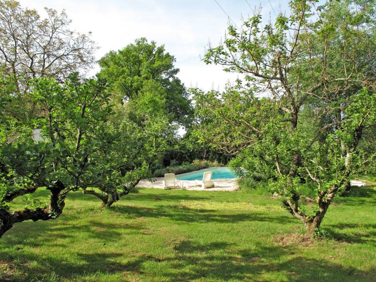 Vacation home with garden, jacuzzi & grill — photo 5