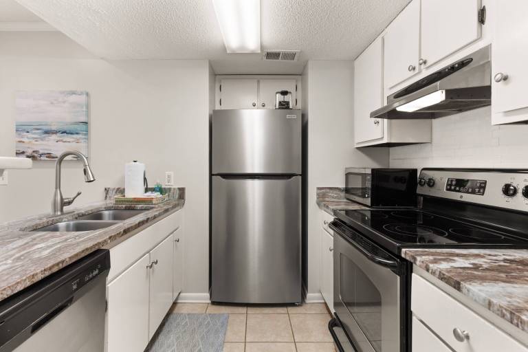 Condo with BBQ & pool | Beach view — photo 4