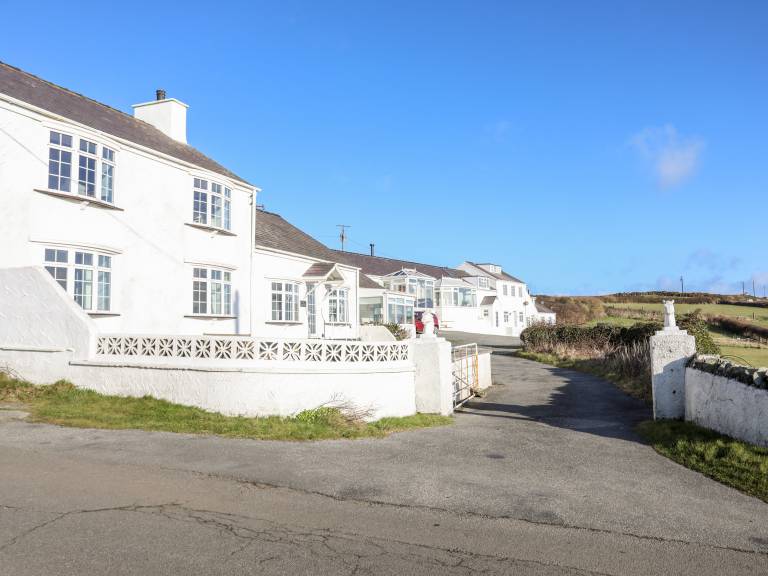 Fully equipped pleasant cottage with yard | Beach view | Close to the beach | Pet-friendly — photo 3