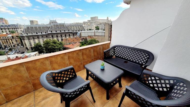 Vacation home with hot tub | Close to Palace of the Parliament | Pets allowed — photo 4