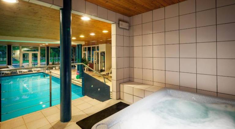Serviced apartment with sauna, patio & hot tub — photo 3