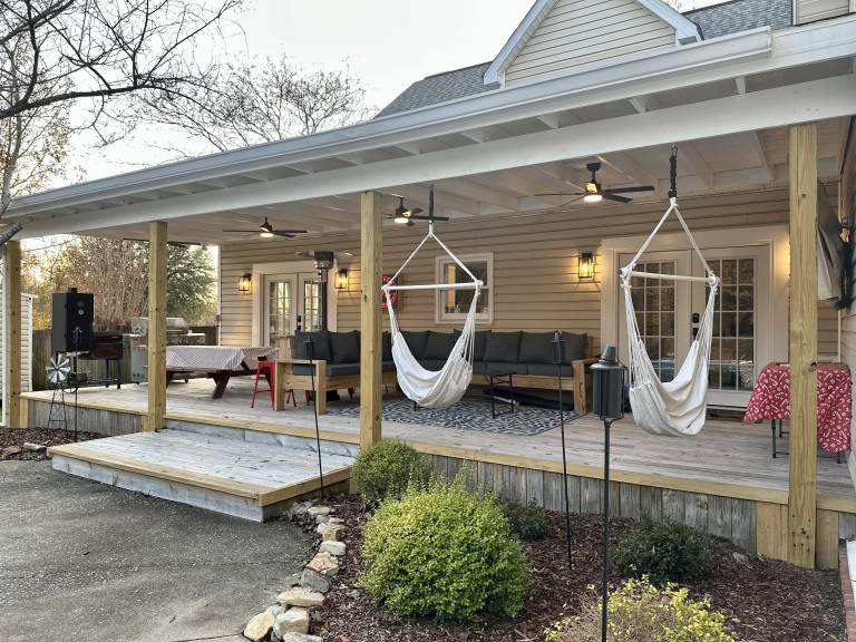 Vacation home with barbeque, private pool & yard | City view — photo 3