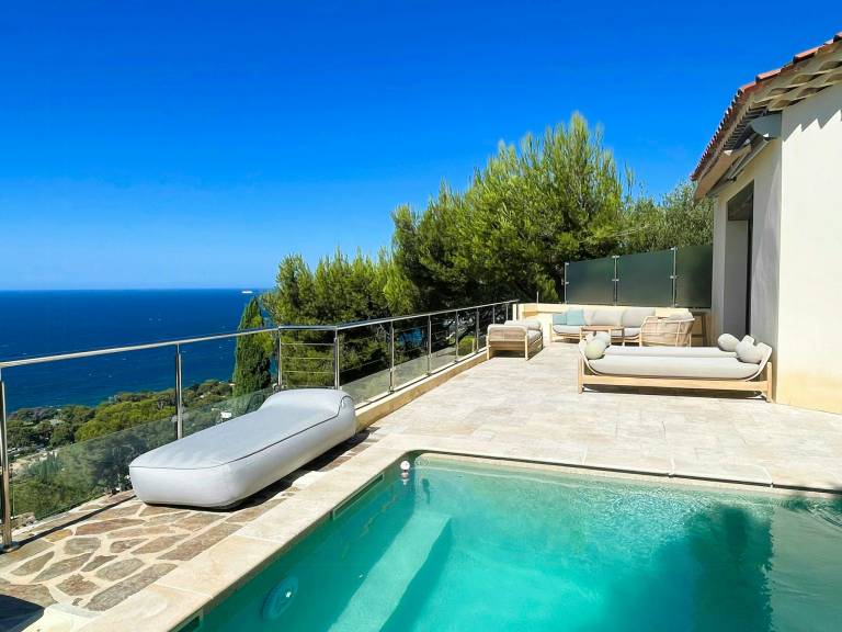 Vacation home with terrace, private pool & garden | Sea view in Toulon